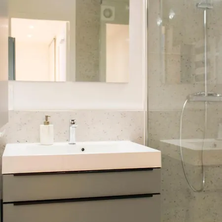 Bright Parisian Getaway Near The Seine *