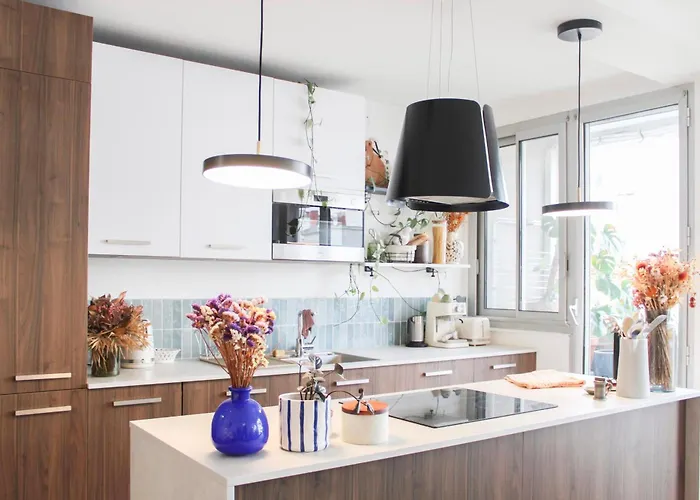 Bright Parisian Getaway Near The Seine